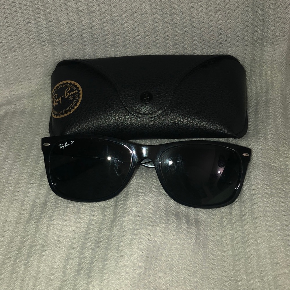 Ray bans black and comes with case
